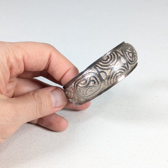 Silver toned cuff bracelet with abstract pattern - Picture 3 of 9